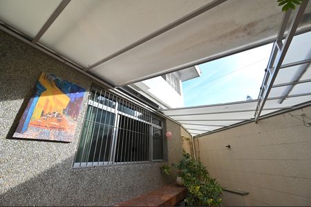 Casa à venda com 212m², 3 quartos e 4 vagasTelhado Retratil