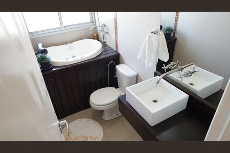 Apartamento à venda com 190m², 3 quartos e 4 vagasBanheiro 3 banheira Hidro