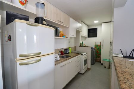 Cozinha de apartamento para alugar com 1 quarto, 54m² em Costa Azul, Salvador