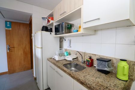 Cozinha de apartamento para alugar com 1 quarto, 54m² em Costa Azul, Salvador