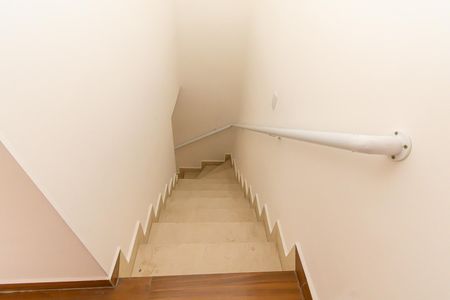 Casa de condomínio para alugar com 70m², 2 quartos e 1 vagaEscada