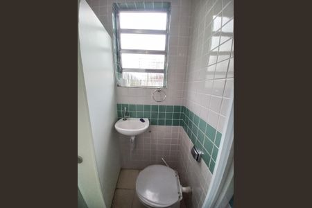 Banheiro de apartamento para alugar com 1 quarto, 17m² em Centro, São Vicente