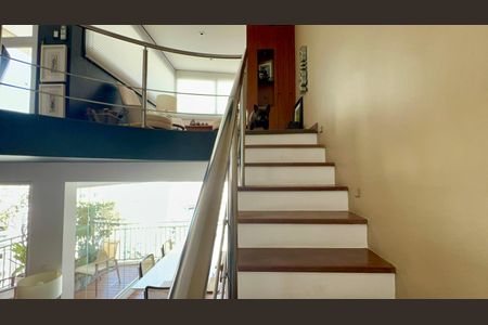 Apartamento à venda com 165m², 2 quartos e 3 vagas Apartamento à venda com 165m², 2 quartos e 3 vagasEscada
