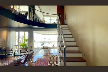 Apartamento à venda com 165m², 2 quartos e 3 vagas Apartamento à venda com 165m², 2 quartos e 3 vagasEscada