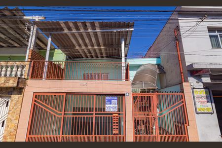 Casa à venda com 157m², 2 quartos e 2 vagas Casa à venda com 157m², 2 quartos e 2 vagasFachada