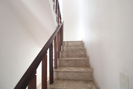 Casa para alugar com 367m², 5 quartos e 4 vagasEscada