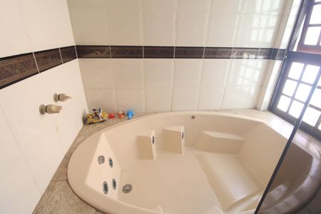 Casa para alugar com 367m², 5 quartos e 4 vagasBanheira da suíte 5
