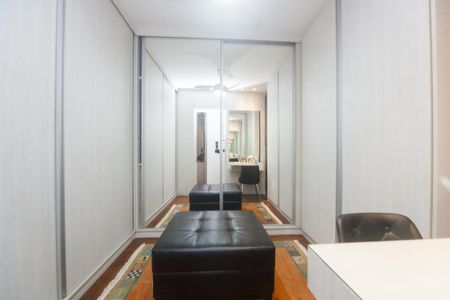 Apartamento à venda com 310m², 3 quartos e 3 vagas Apartamento à venda com 310m², 3 quartos e 3 vagasCloset da suíte