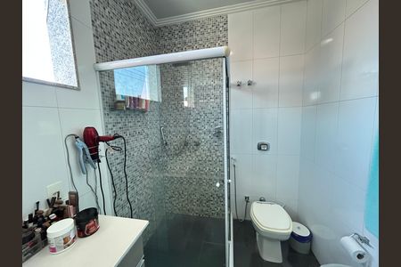Casa de condomínio à venda com 400m², 4 quartos e 5 vagasBanheiro do Quarto 1 - Suíte