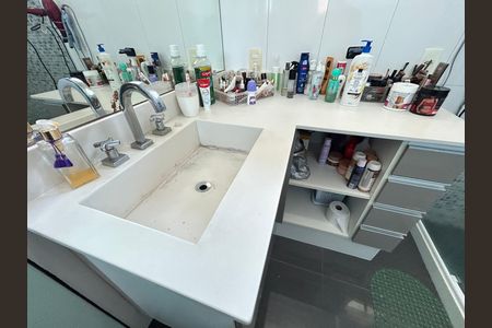 Casa de condomínio à venda com 400m², 4 quartos e 5 vagasBanheiro do Quarto 1 - Suíte