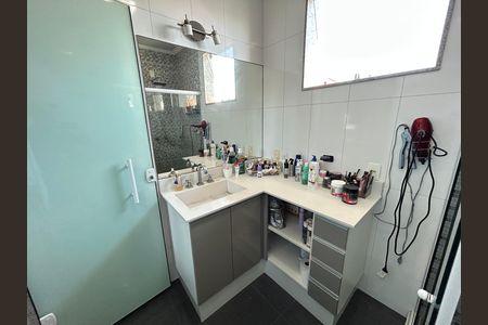 Casa de condomínio à venda com 400m², 4 quartos e 5 vagasBanheiro do Quarto 1 - Suíte