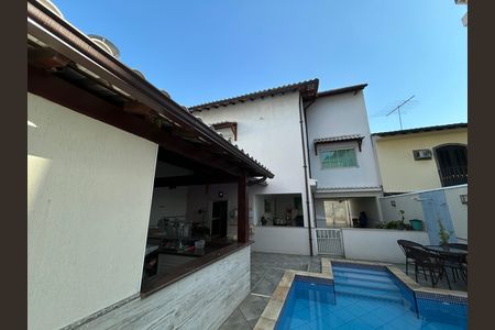 Casa de condomínio à venda com 400m², 4 quartos e 5 vagasFachada dos fundos