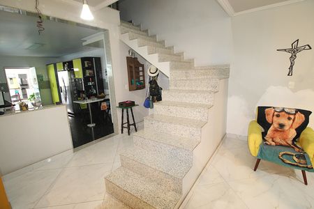 Casa de condomínio à venda com 400m², 4 quartos e 5 vagasEscada