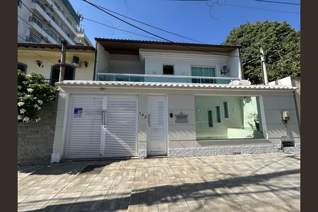 Casa de condomínio à venda com 400m², 4 quartos e 5 vagasFachada + placa