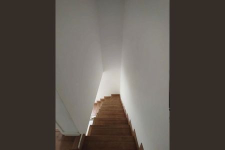 Escada de casa de condomínio para alugar com 2 quartos, 85m² em Água Espraiada (caucaia do Alto), Cotia