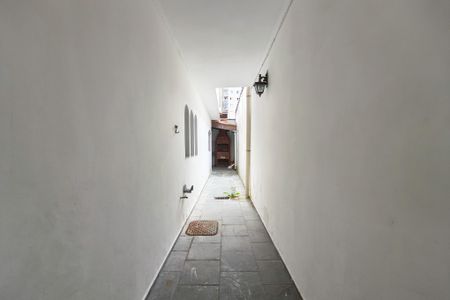 Casa para alugar com 150m², 3 quartos e 2 vagasCorredor lateral 