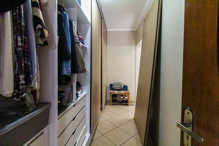 Casa de condomínio para alugar com 250m², 3 quartos e 2 vagasCloset da suíte
