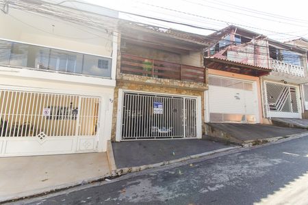 Casa de condomínio para alugar com 250m², 3 quartos e 2 vagasFachada + Placa