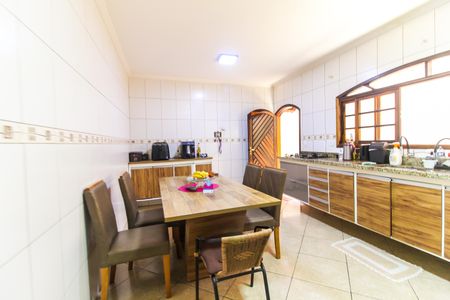 Casa de condomínio para alugar com 250m², 3 quartos e 2 vagasCozinha