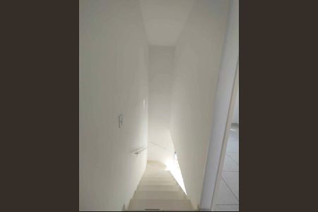 Escada de casa de condomínio para alugar com 2 quartos, 86m² em Água Espraiada (caucaia do Alto), Cotia