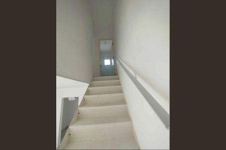 Escada de casa de condomínio para alugar com 2 quartos, 86m² em Água Espraiada (caucaia do Alto), Cotia
