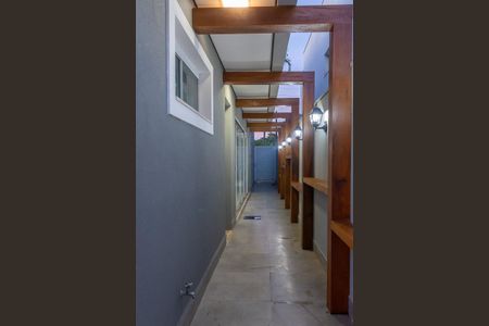 Casa de condomínio para alugar com 320m², 3 quartos e 4 vagas Casa de condomínio para alugar com 320m², 3 quartos e 4 vagasÁrea comum-lateral da casa com porta de saída