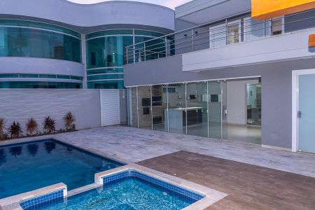 Casa de condomínio para alugar com 320m², 3 quartos e 4 vagas Casa de condomínio para alugar com 320m², 3 quartos e 4 vagasPiscina e fundos da casa
