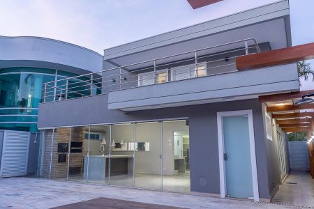 Casa de condomínio para alugar com 320m², 3 quartos e 4 vagas Casa de condomínio para alugar com 320m², 3 quartos e 4 vagasFachada dos fundos da casa