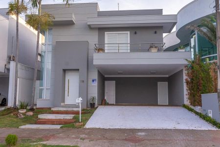 Casa de condomínio para alugar com 320m², 3 quartos e 4 vagas Casa de condomínio para alugar com 320m², 3 quartos e 4 vagasFachada da casa com placa do Quinto andar