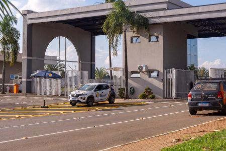 Casa de condomínio para alugar com 320m², 3 quartos e 4 vagas Casa de condomínio para alugar com 320m², 3 quartos e 4 vagasFachada do condomínio e portaria