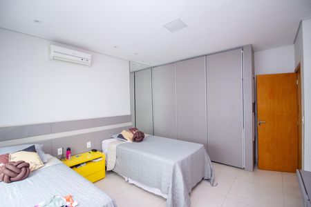 Casa à venda com 230m², 5 quartos e 3 vagasQuarto Suíte 1