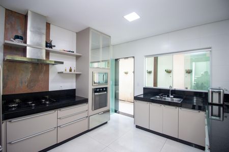 Casa à venda com 230m², 5 quartos e 3 vagasCozinha e Área de Serviço