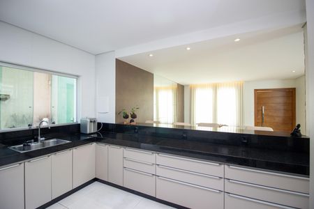 Casa à venda com 230m², 5 quartos e 3 vagasCozinha e Área de Serviço