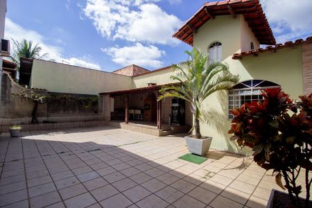 Casa à venda com 230m², 5 quartos e 3 vagasQuintal