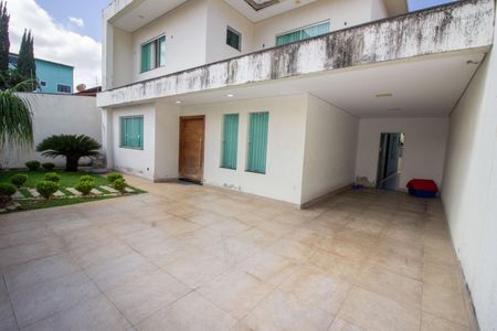 Casa à venda com 230m², 5 quartos e 3 vagasGaragem