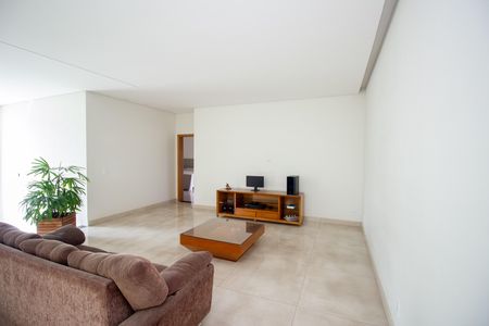 Sala de TV de casa à venda com 5 quartos, 230m² em Milanez, Contagem