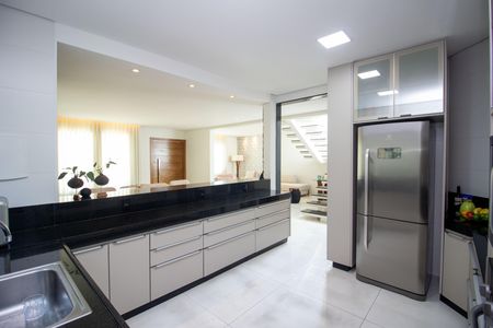 Casa à venda com 230m², 5 quartos e 3 vagasCozinha e Área de Serviço