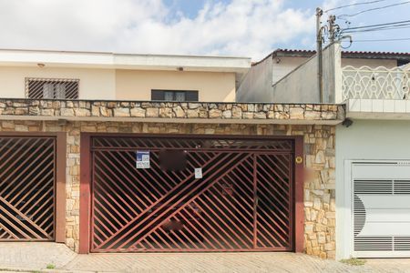 Casa à venda com 136m², 3 quartos e 2 vagas Casa à venda com 136m², 3 quartos e 2 vagasFachada