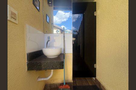 Casa para alugar com 70m², 2 quartos e 2 vagasBanheiro 2