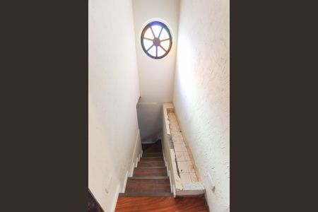 Casa para alugar com 150m², 2 quartos e 1 vaga Casa para alugar com 150m², 2 quartos e 1 vagaEscada
