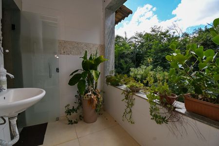 Casa de condomínio à venda com 230m², 3 quartos e 4 vagasBanheiro 2