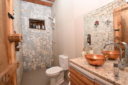 Casa de condomínio à venda com 230m², 3 quartos e 4 vagasBanheiro