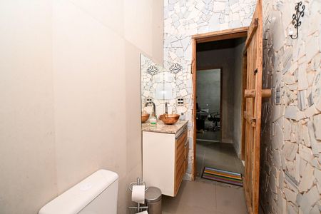 Casa de condomínio à venda com 230m², 3 quartos e 4 vagasBanheiro