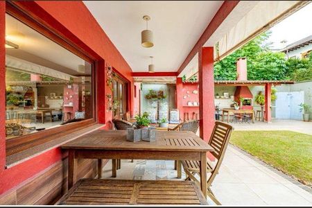Casa à venda com 376m², 4 quartos e 4 vagas