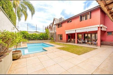 Casa à venda com 376m², 4 quartos e 4 vagas