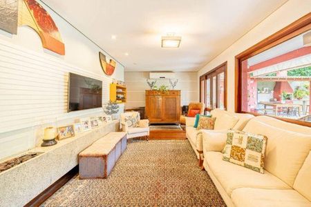 Casa à venda com 376m², 4 quartos e 4 vagas