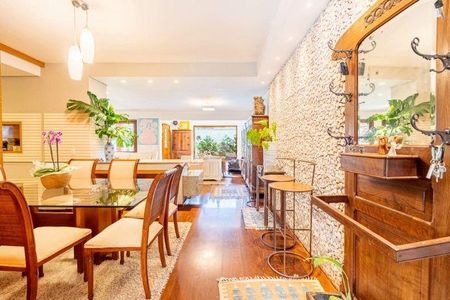Casa à venda com 376m², 4 quartos e 4 vagas