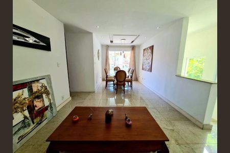 Casa à venda com 4 quartos, 380m² em Pendotiba, Niterói