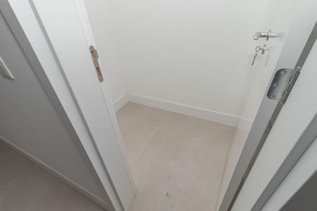 Apartamento à venda com 222m², 4 quartos e 3 vagas Apartamento à venda com 222m², 4 quartos e 3 vagasDespensa