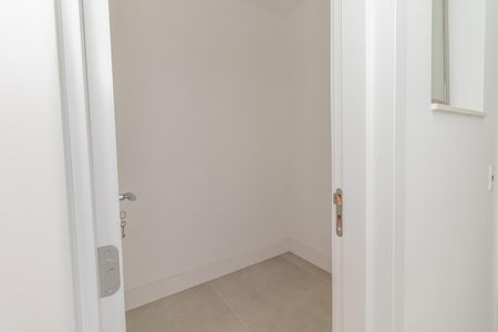Apartamento à venda com 222m², 4 quartos e 3 vagas Apartamento à venda com 222m², 4 quartos e 3 vagasQuarto de Serviço